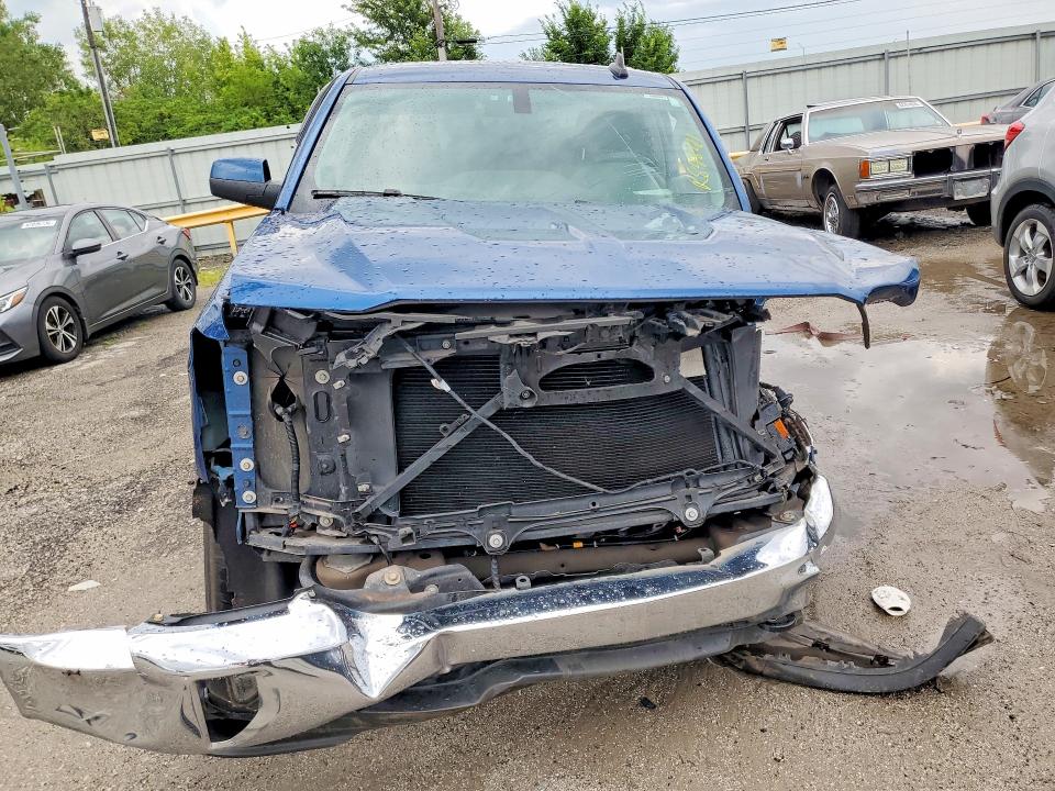 Продаж на аукціоні авто 2018 Chevrolet Silverado, vin: 3GCUKREC6JG372992, номер лоту: 62614216