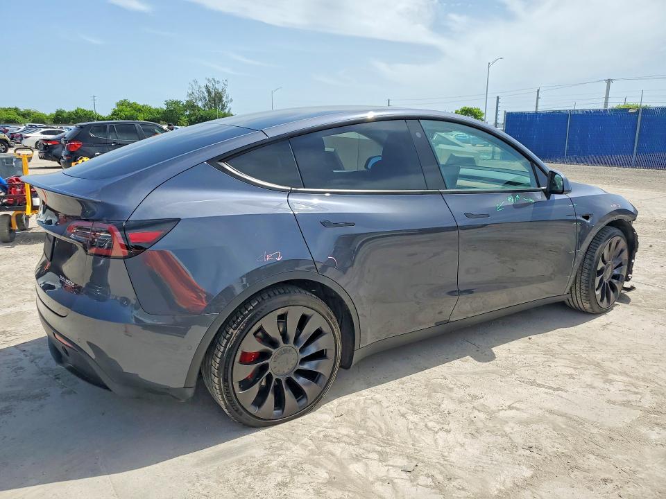61085726 :رقم المزاد ، 7SAYGDEF2NF358005 vin ، 2022 Tesla Model Y مزاد بيع