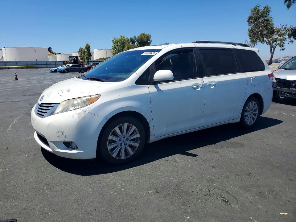 60786666 :رقم المزاد ، 5TDYK3DC3BS030404 vin ، 2011 Toyota Sienna مزاد بيع