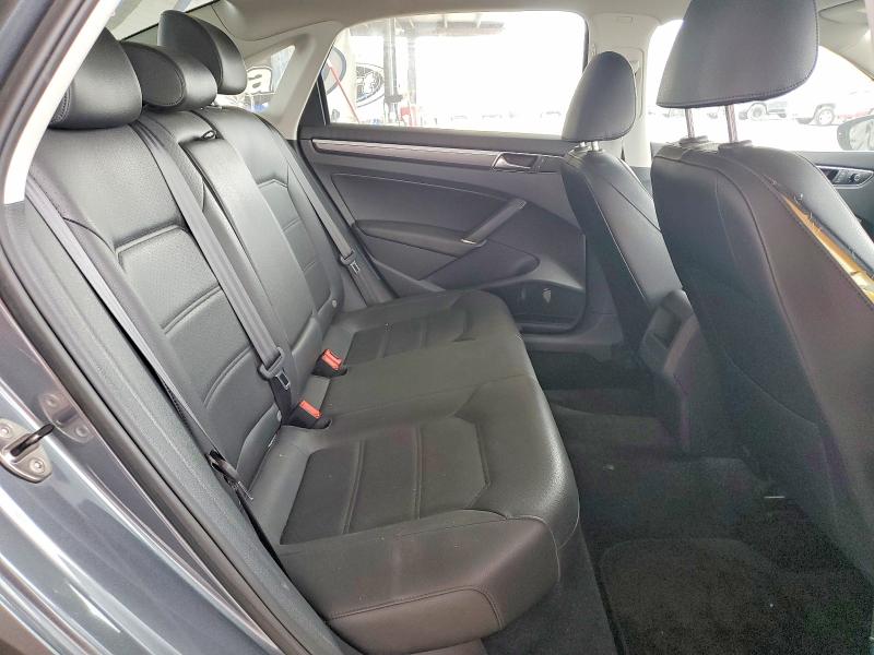 61085376 :رقم المزاد ، 1VWDT7A38HC036102 vin ، 2017 Volkswagen Passat مزاد بيع