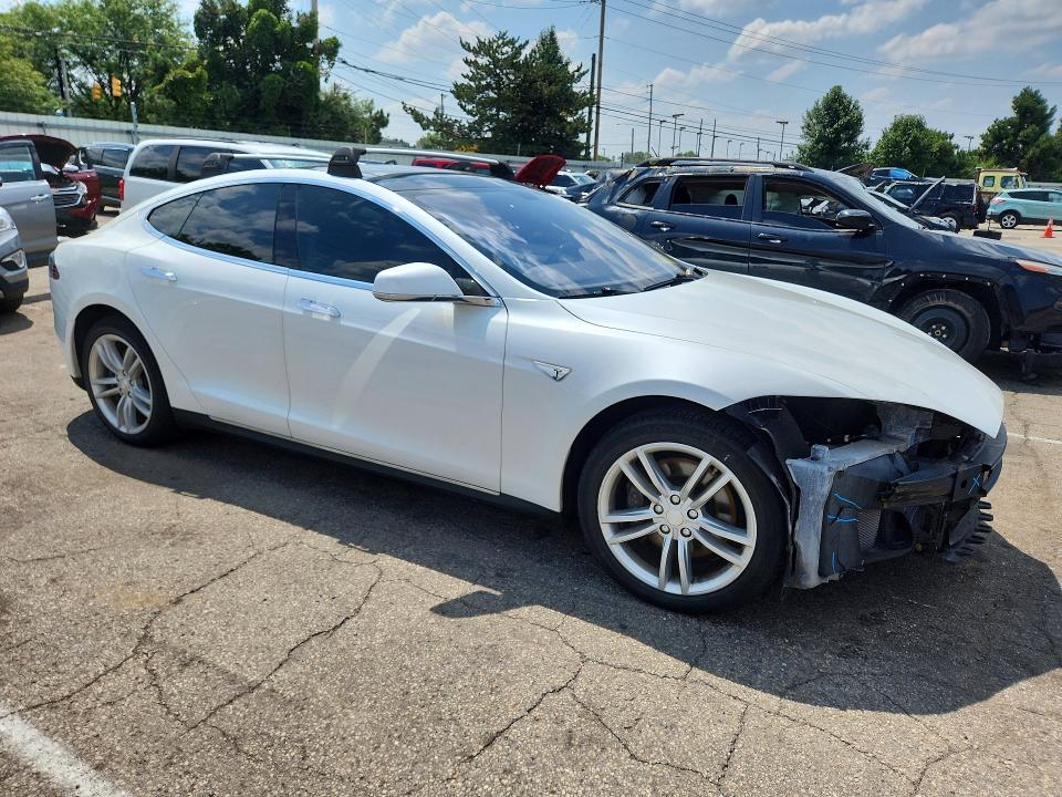 62143706 :رقم المزاد ، 5YJSA1H16EFP36359 vin ، 2014 Tesla Model S مزاد بيع