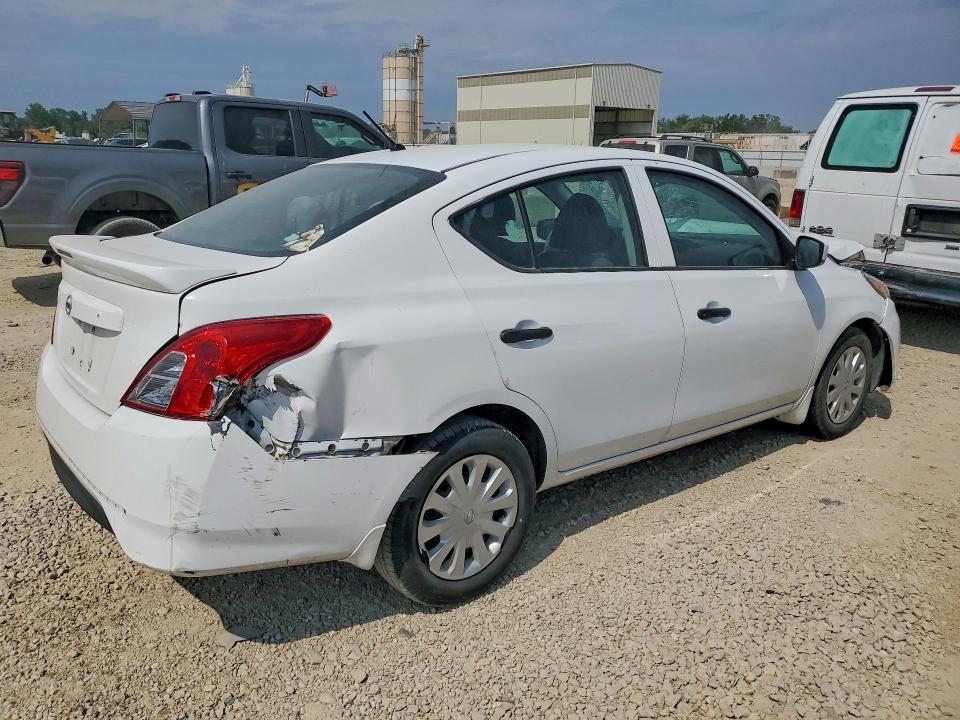 61742206 :رقم المزاد ، 3N1CN7AP4JL843273 vin ، 2018 Nissan Versa مزاد بيع