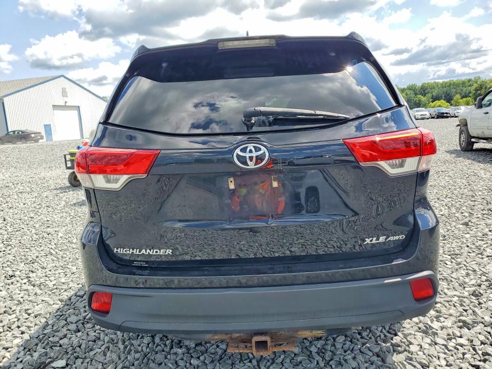 2018 Toyota Highlander მანქანა იყიდება აუქციონზე, vin: 5TDJZRFH6JS548823, აუქციონის ნომერი: 62974976