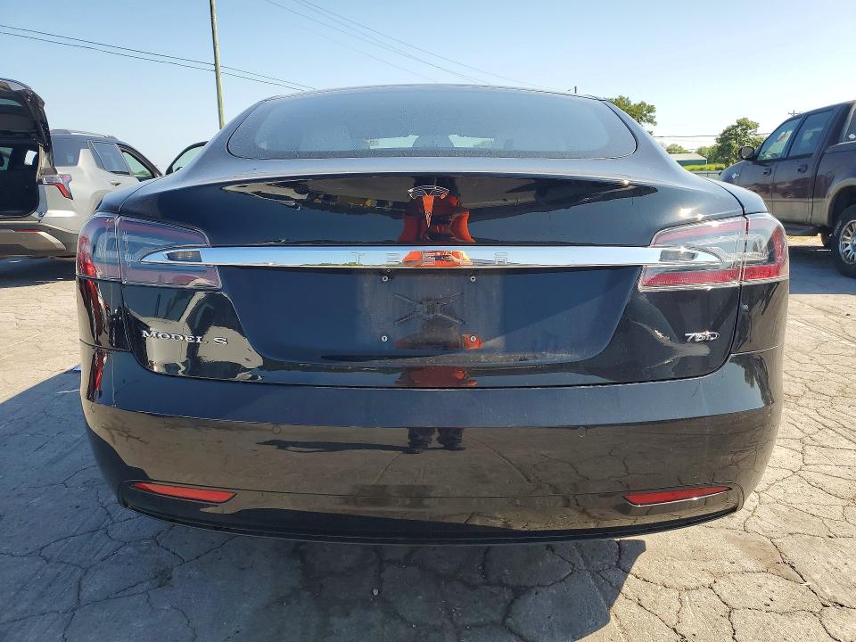 63132406 :رقم المزاد ، 5YJSA1E25JF243151 vin ، 2018 Tesla Model S مزاد بيع