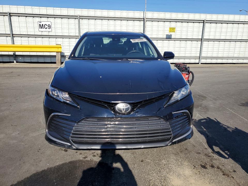 59733996 :رقم المزاد ، 4T1C11AK1MU593331 vin ، 2021 Toyota Camry مزاد بيع
