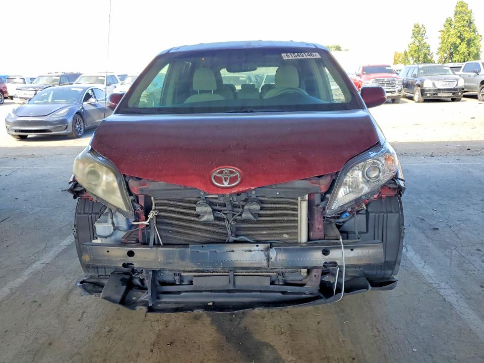 61549146 :رقم المزاد ، 5TDKK3DC3ES526684 vin ، 2014 Toyota Sienna مزاد بيع