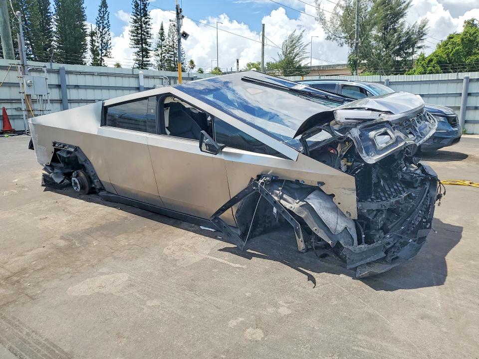 63221046 :رقم المزاد ، 7G2CEHEEXRA038443 vin ، 2024 Tesla Cybertruck مزاد بيع