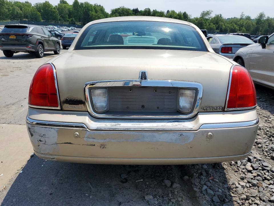 61221836 :رقم المزاد ، 1LNHM81W04Y679666 vin ، 2004 Lincoln Town Car مزاد بيع