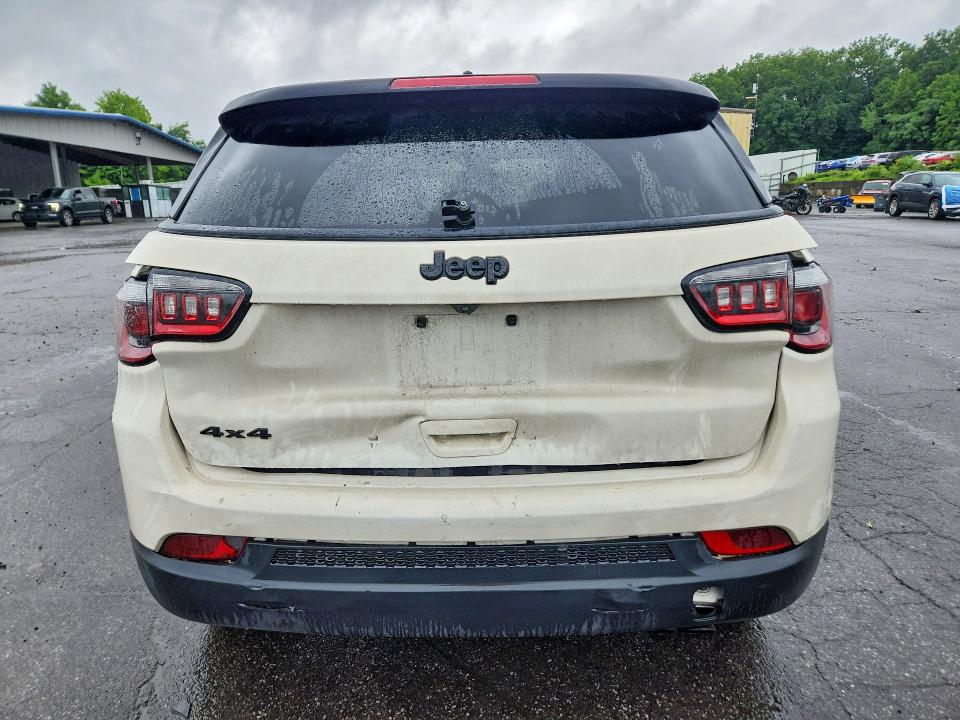 62598176 :رقم المزاد ، 3C4NJDBB6JT402022 vin ، 2018 Jeep Compass مزاد بيع