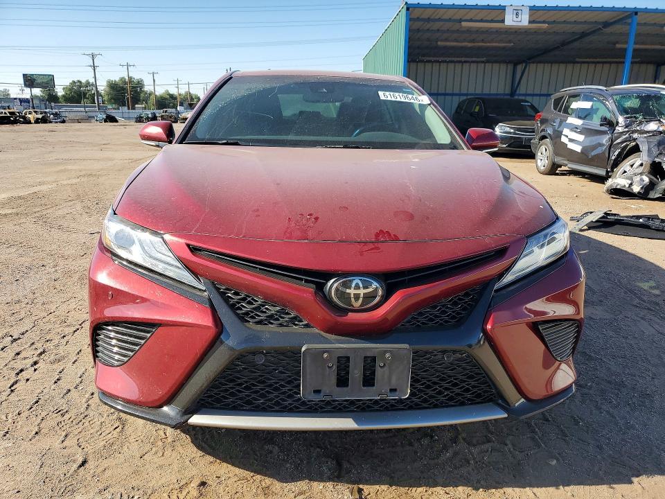 61619646 :رقم المزاد ، 4T1B61HK3JU630152 vin ، 2018 Toyota Camry مزاد بيع