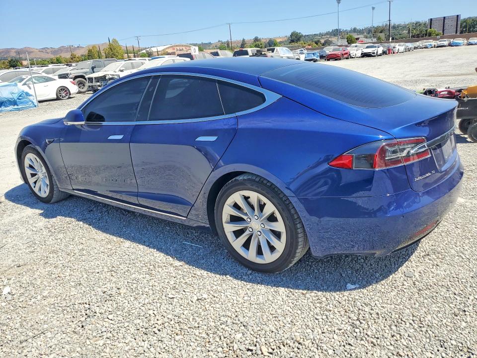 62250906 :رقم المزاد ، 5YJSA1E24JF295757 vin ، 2018 Tesla Model S مزاد بيع