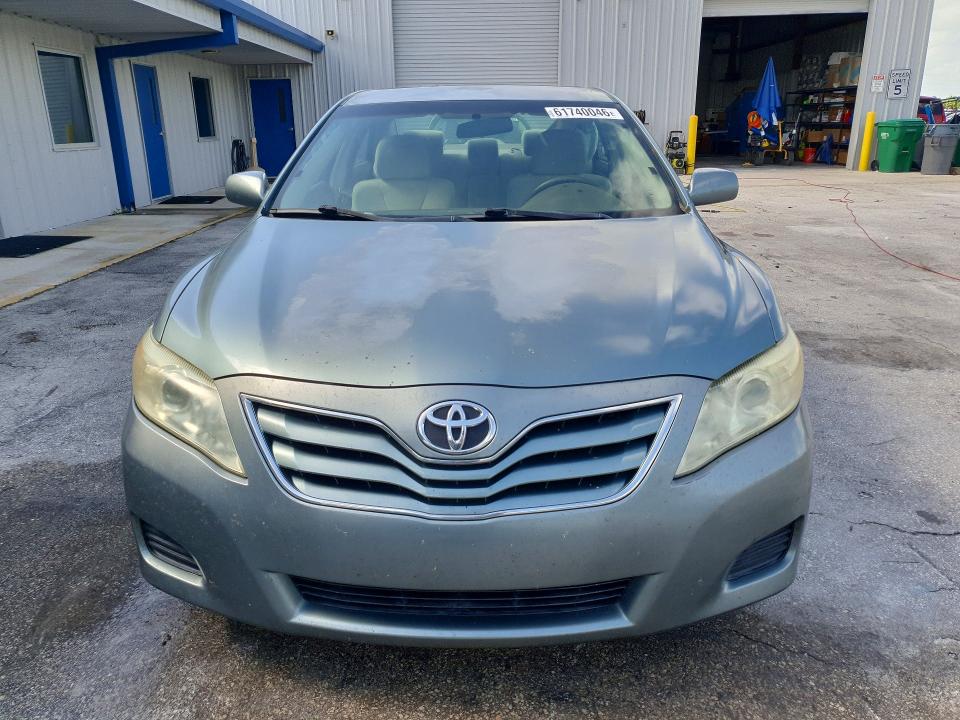 61740046 :رقم المزاد ، 4T1BF3EKXBU672139 vin ، 2011 Toyota Camry مزاد بيع
