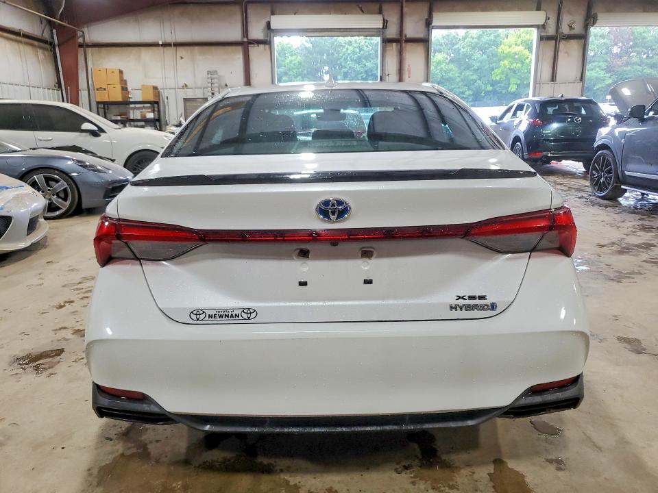 61128306 :رقم المزاد ، 4T1E21FB8LU013585 vin ، 2020 Toyota Avalon مزاد بيع