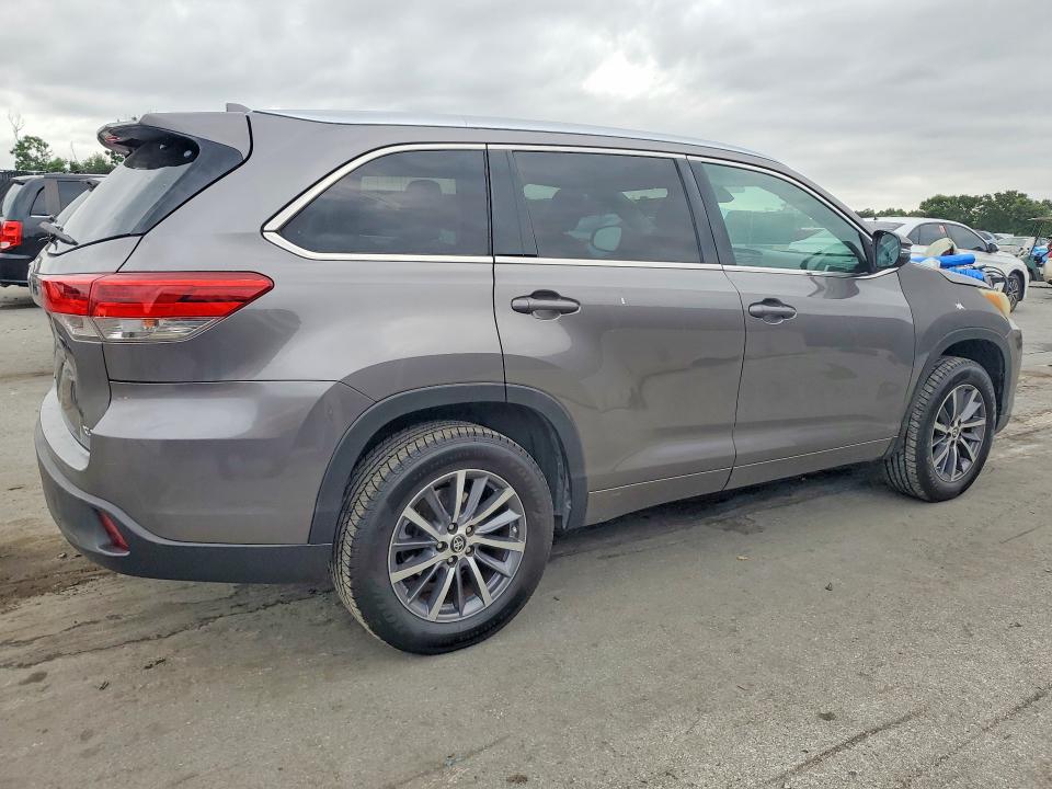 Продаж на аукціоні авто 2018 Toyota Highlander, vin: 5TDKZRFH1JS543095, номер лоту: 62709046