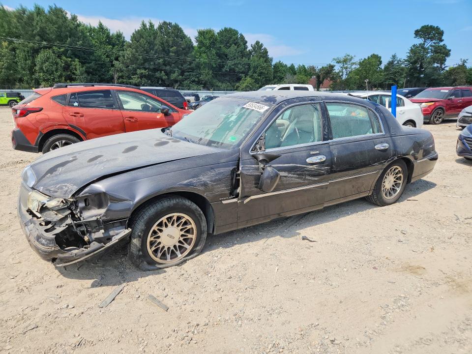 59534566 :رقم المزاد ، 1LNHM82WX1Y722520 vin ، 2001 Lincoln Town Car مزاد بيع