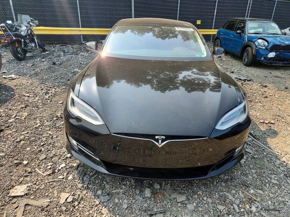 61293976 :رقم المزاد ، 5YJSA1E11HF190594 vin ، 2017 Tesla Model S مزاد بيع