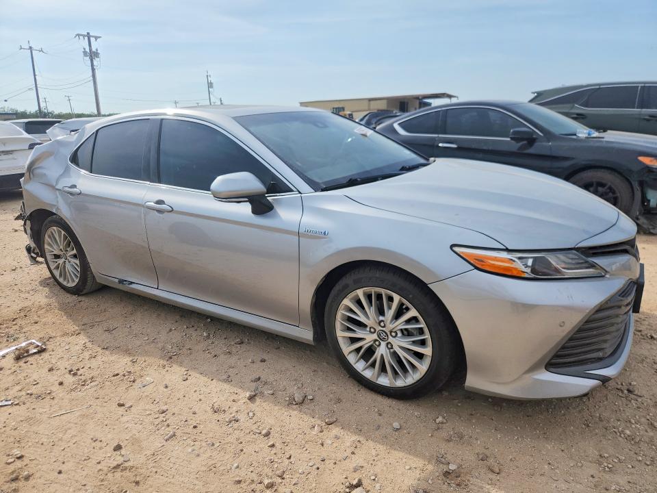 62099776 :رقم المزاد ، 4T1B21HK2JU500956 vin ، 2018 Toyota Camry Hybrid مزاد بيع