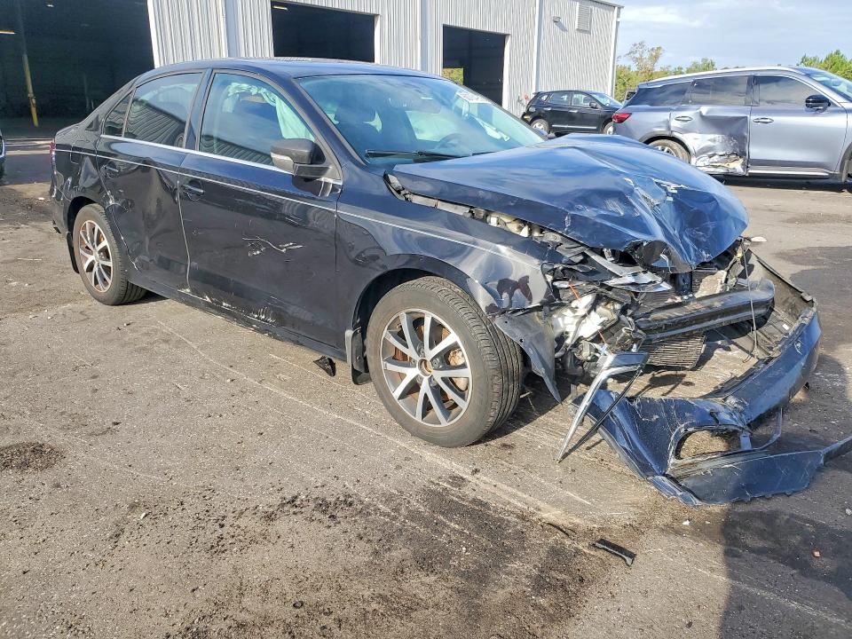 60704956 :رقم المزاد ، 3VWDB7AJ8HM306641 vin ، 2017 Volkswagen Jetta مزاد بيع