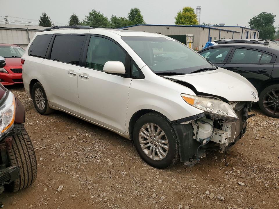 61737636 :رقم المزاد ، 5TDYK3DC4FS601176 vin ، 2015 Toyota Sienna مزاد بيع