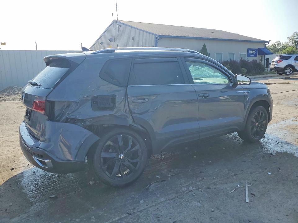 61537556 :رقم المزاد ، 3VVYX7B2XNM090737 vin ، 2022 Volkswagen Taos مزاد بيع