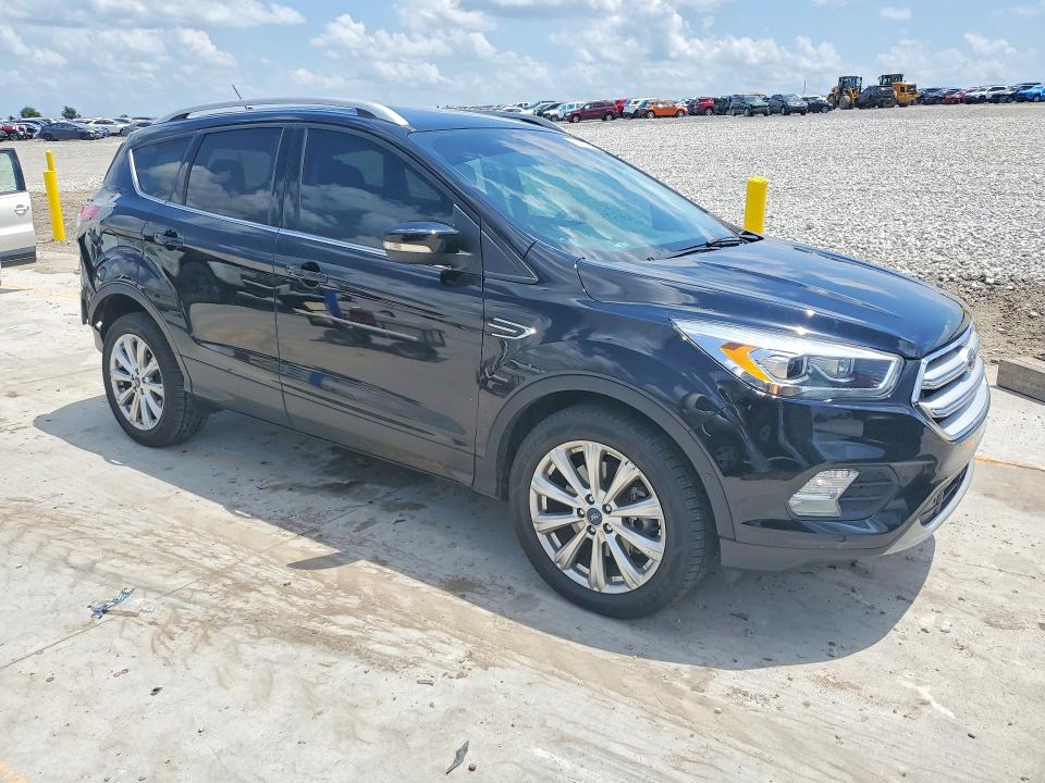 59775246 :رقم المزاد ، 1FMCU9J9XJUA82053 vin ، 2018 Ford Escape مزاد بيع