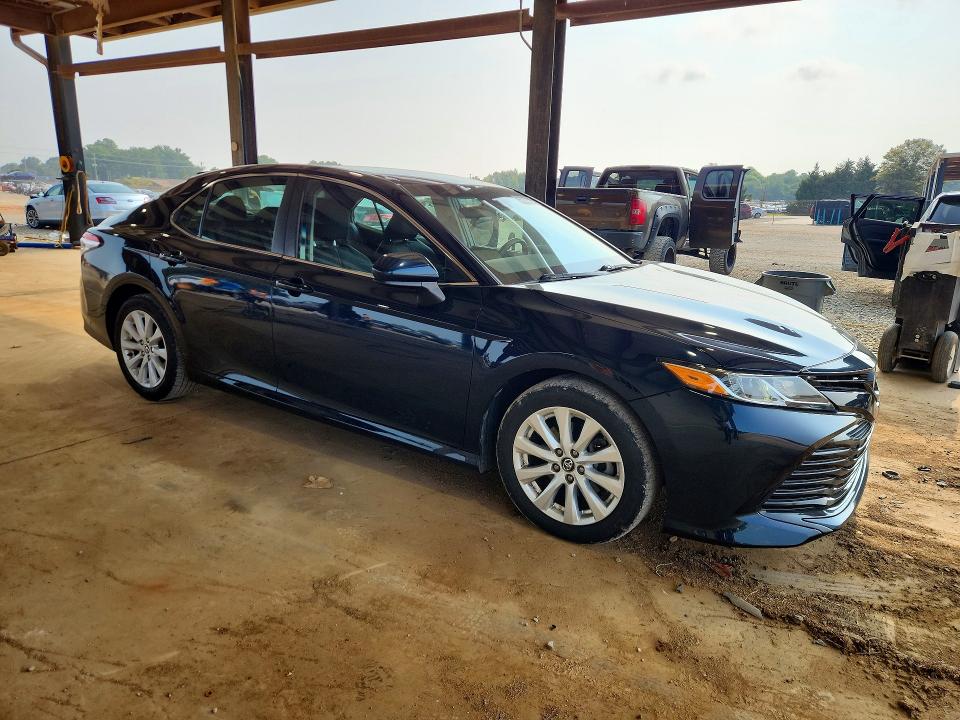 61737126 :رقم المزاد ، 4T1B11HK1JU622663 vin ، 2018 Toyota Camry مزاد بيع