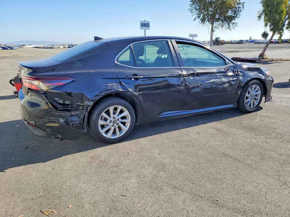 59733996 :رقم المزاد ، 4T1C11AK1MU593331 vin ، 2021 Toyota Camry مزاد بيع