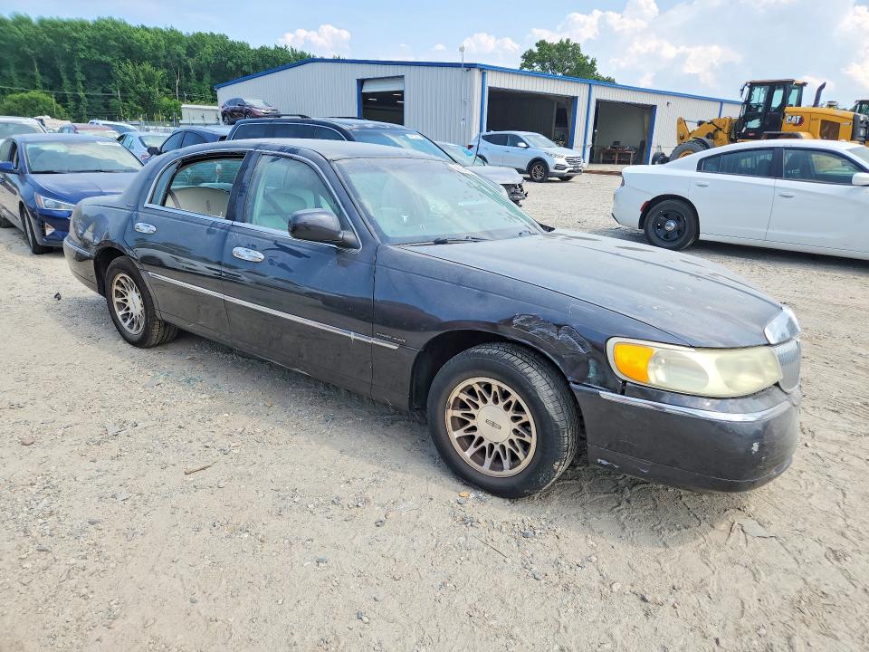 59534566 :رقم المزاد ، 1LNHM82WX1Y722520 vin ، 2001 Lincoln Town Car مزاد بيع