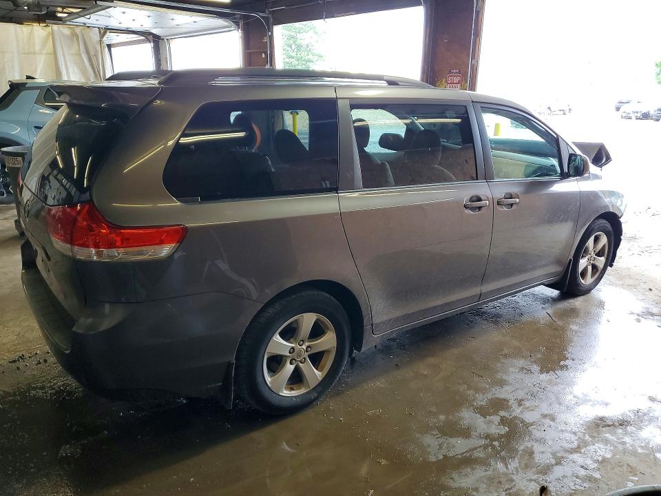 59715376 :رقم المزاد ، 5TDKK3DC4CS182070 vin ، 2012 Toyota Sienna مزاد بيع