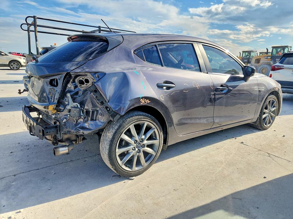 60582726 :رقم المزاد ، 3MZBN1L38JM261443 vin ، 2018 Mazda 3 مزاد بيع