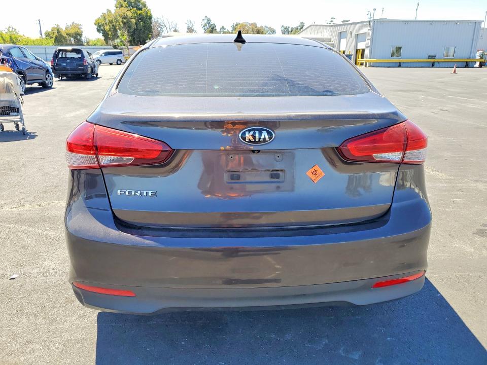 62671186 :رقم المزاد ، 3KPFL4A79HE005723 vin ، 2017 Kia Forte مزاد بيع