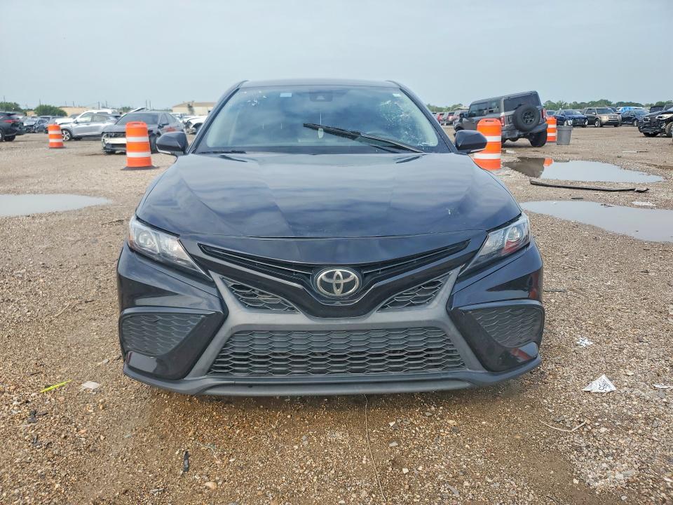 61279656 :رقم المزاد ، 4T1G11AKXNU618651 vin ، 2022 Toyota Camry مزاد بيع