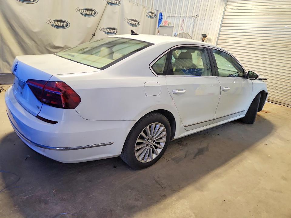 61721296 :رقم المزاد ، 1VWBT7A30HC031225 vin ، 2017 Volkswagen Passat مزاد بيع