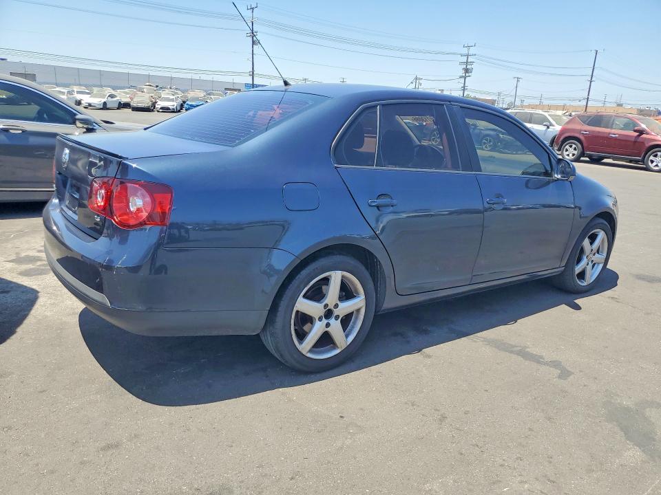 62713086 :رقم المزاد ، 3VWAZ7AJ4AM128165 vin ، 2010 Volkswagen Jetta مزاد بيع