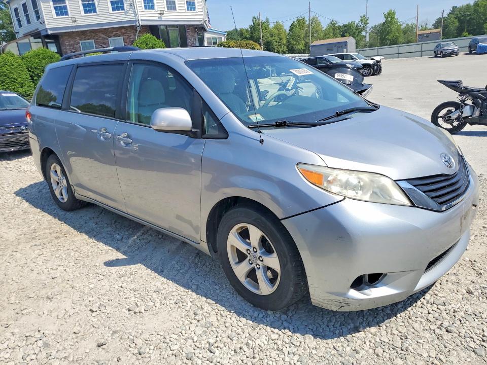 60839266 :رقم المزاد ، 5TDKK3DC0BS138808 vin ، 2011 Toyota Sienna مزاد بيع