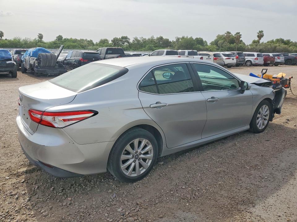 60562656 :رقم المزاد ، 4T1B11HK1JU575277 vin ، 2018 Toyota Camry مزاد بيع