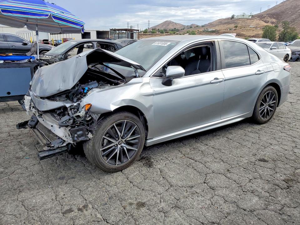 61491006 :رقم المزاد ، 4T1G11AK2MU561263 vin ، 2021 Toyota Camry مزاد بيع