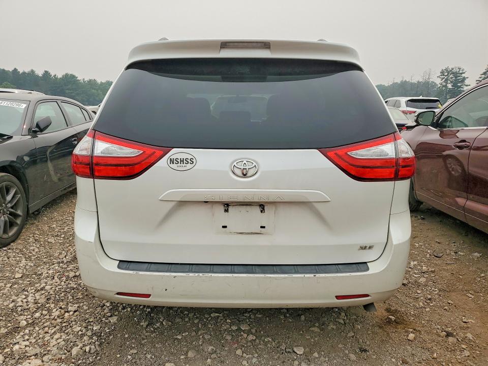 61737636 :رقم المزاد ، 5TDYK3DC4FS601176 vin ، 2015 Toyota Sienna مزاد بيع