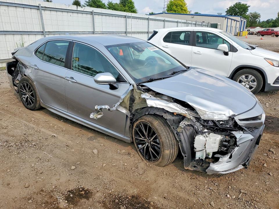 62956486 :رقم المزاد ، 4T1G11AKXNU627723 vin ، 2022 Toyota Camry مزاد بيع