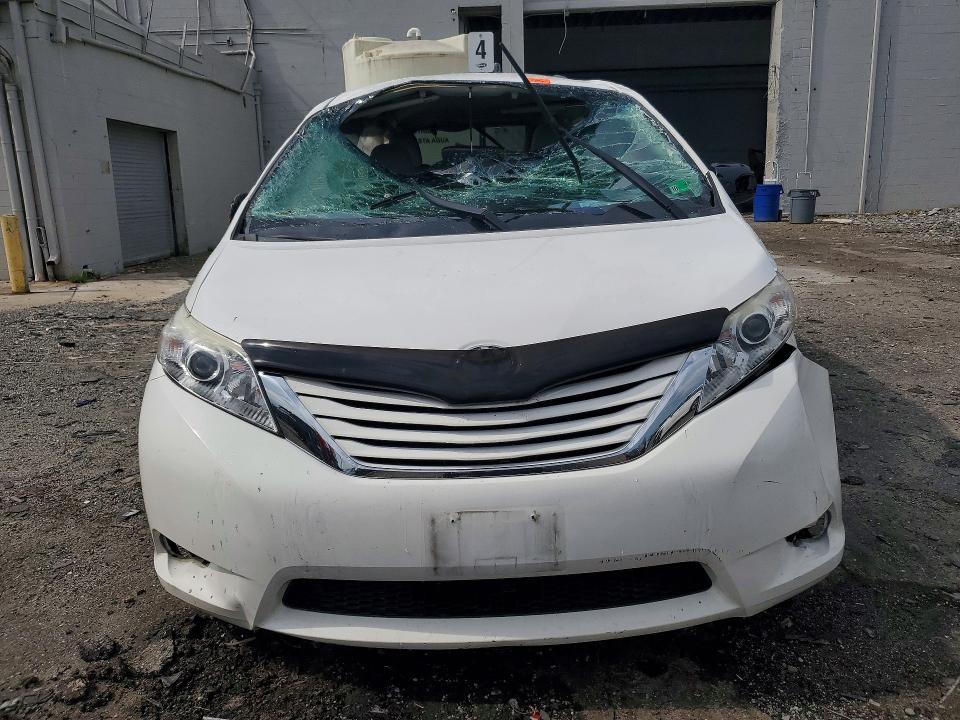 Продажа на аукционе авто 2015 Toyota Sienna, vin: 5TDKK3DC6FS665418, номер лота: 62200436