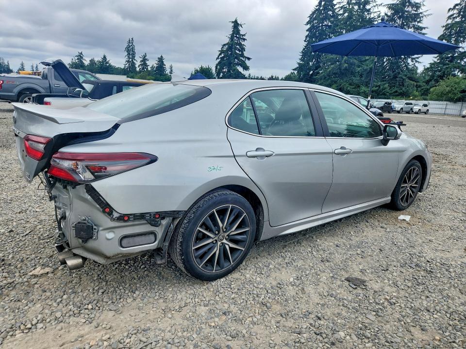 60039736 :رقم المزاد ، 4T1T11BK8MU023583 vin ، 2021 Toyota Camry مزاد بيع