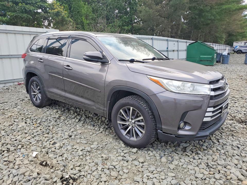 62984476 :رقم المزاد ، 5TDJZRFH4HS415407 vin ، 2017 Toyota Highlander مزاد بيع