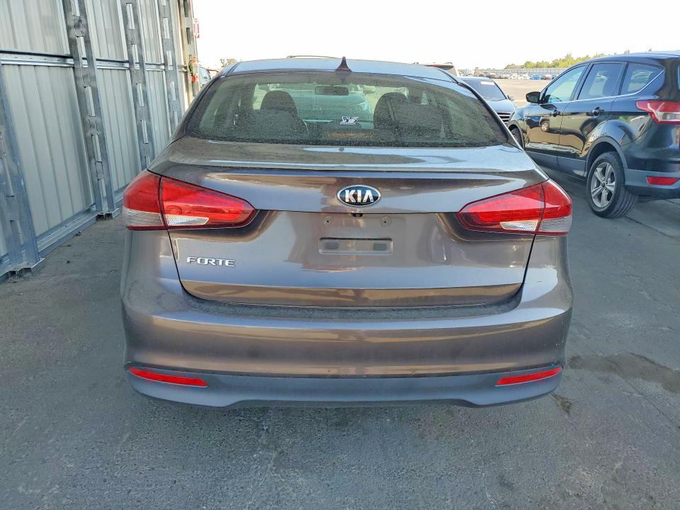 61231656 :رقم المزاد ، 3KPFL4A75HE132923 vin ، 2017 Kia Forte مزاد بيع