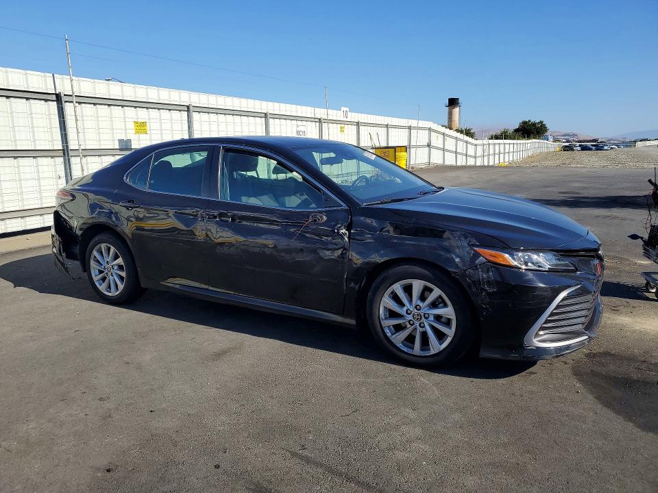 59733996 :رقم المزاد ، 4T1C11AK1MU593331 vin ، 2021 Toyota Camry مزاد بيع