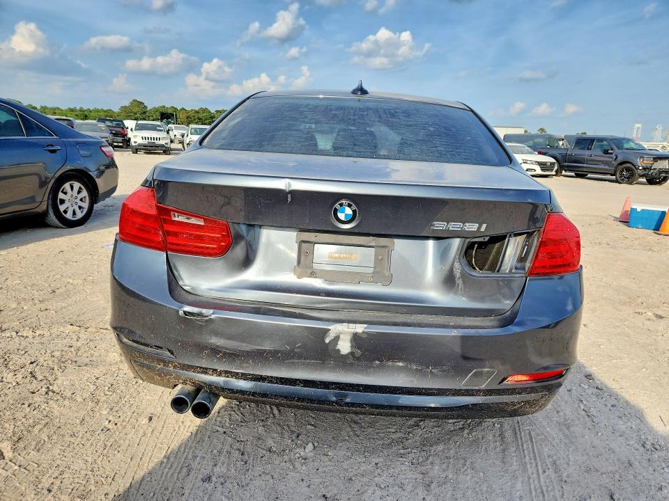 2013 Bmw 328 მანქანა იყიდება აუქციონზე, vin: WBA3A5G54DNP21758, აუქციონის ნომერი: 63206896