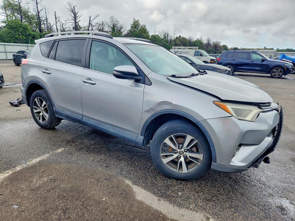 63126886 :رقم المزاد ، 2T3RFREV5HW569383 vin ، 2017 Toyota Rav4 مزاد بيع