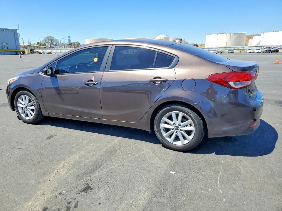 62671186 :رقم المزاد ، 3KPFL4A79HE005723 vin ، 2017 Kia Forte مزاد بيع