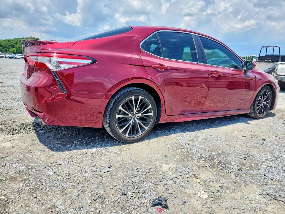 59770716 :رقم المزاد ، 4T1B11HK4JU552107 vin ، 2018 Toyota Camry مزاد بيع