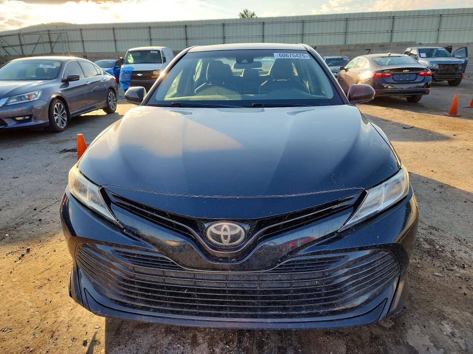 2018 Toyota Camry მანქანა იყიდება აუქციონზე, vin: 4T1B11HK8JU579231, აუქციონის ნომერი: 60675426
