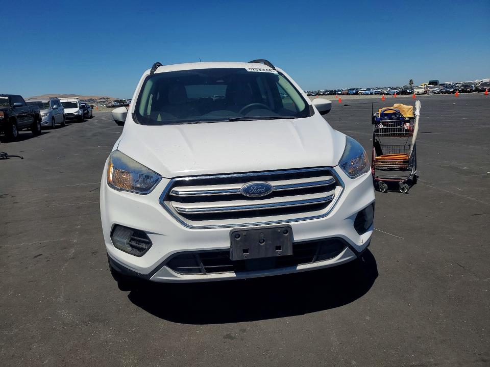 62530866 :رقم المزاد ، 1FMCU0GD6JUD07995 vin ، 2018 Ford Escape مزاد بيع